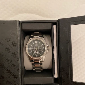 Guess damklocka  - Guess damklocka. Nyskick. Köpt för 4500kr säljer för 950kr