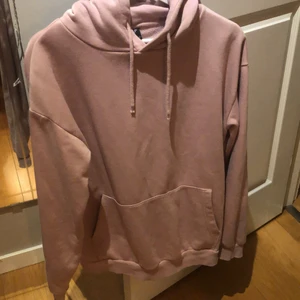 Hoodie  - Säljer den här oversized rosa/lila hoodien som jag köpte från new yorker. Den är i superfint skick och helt oanvänd.