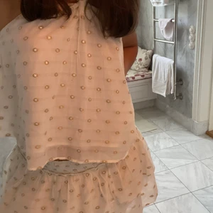 Snyggt sätt från zara❤️‍🔥💓 - Säljer mitt super fina sätt från zara för 70kr styck. Toppen är i storlek M och kjolen är i L (kjolen är liten i storleken). 💞💞