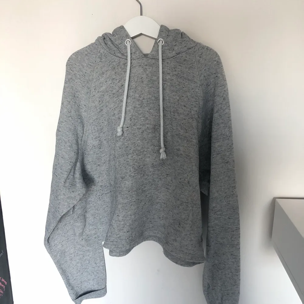 Säljer denna croppade gråa hoodien ifrån H&M! Hoodien är i storlek XS, använd ett fåtal gånger och är i bra skick! Hör av dig vid frågor eller fler bilder 💛. Hoodies.