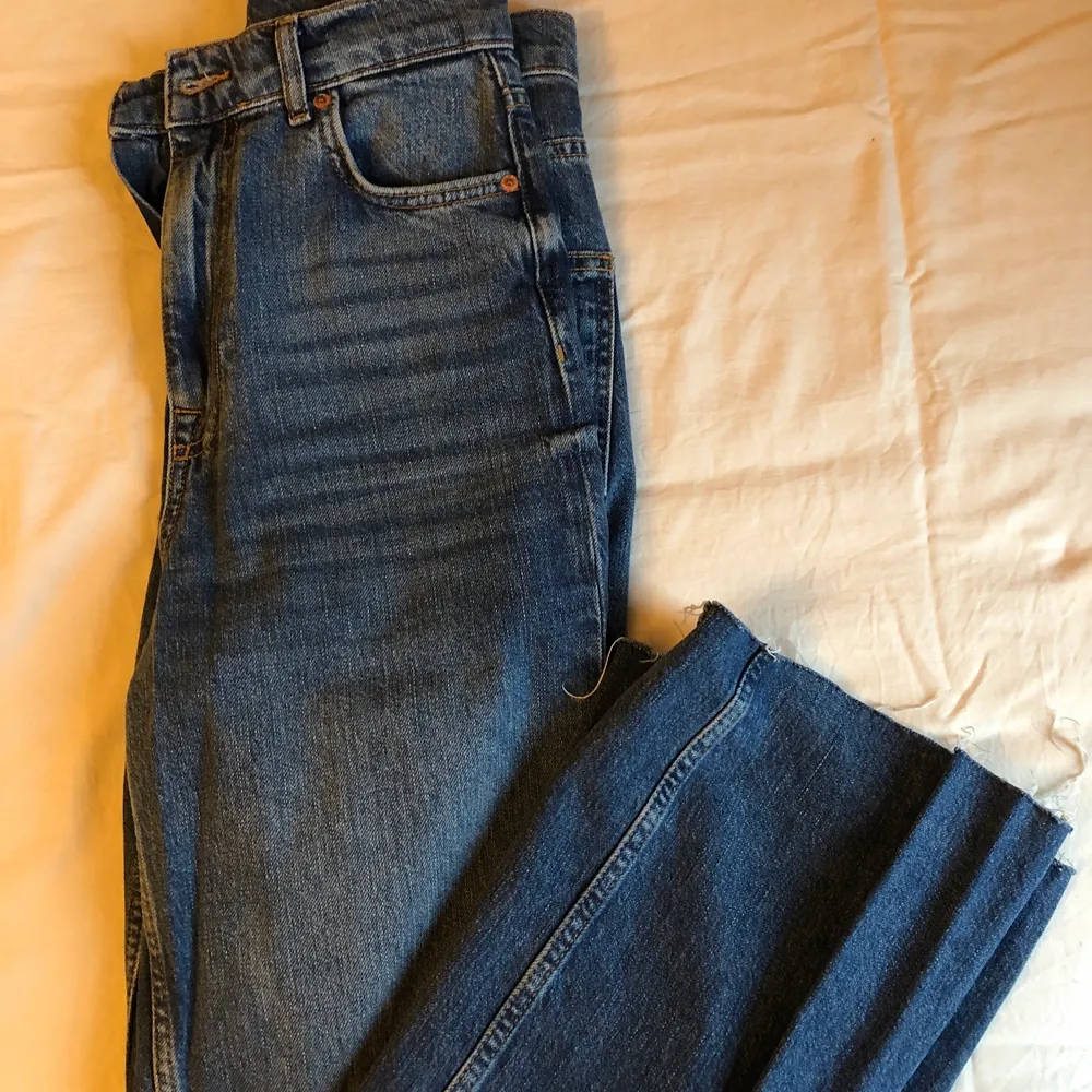 Zara jeans i strl 36, skriv för fler bilder. Säljer för att jag inte kan ha dom, nypris 550. Mörkare tvätt än jeansen i förra inlägget men samma modell. Använda två gånger så de är som nya. Jeans & Byxor.