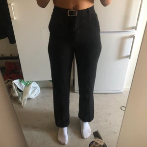 Fina kostymbyxor  - Köpt dessa för ca 1år sedan, dom är skit snygga och framhäver formen man har🥰 dom har inget hål eller är trasig på något sätt det är ett inbyggt skärp på dom också som är skjusterbar. 