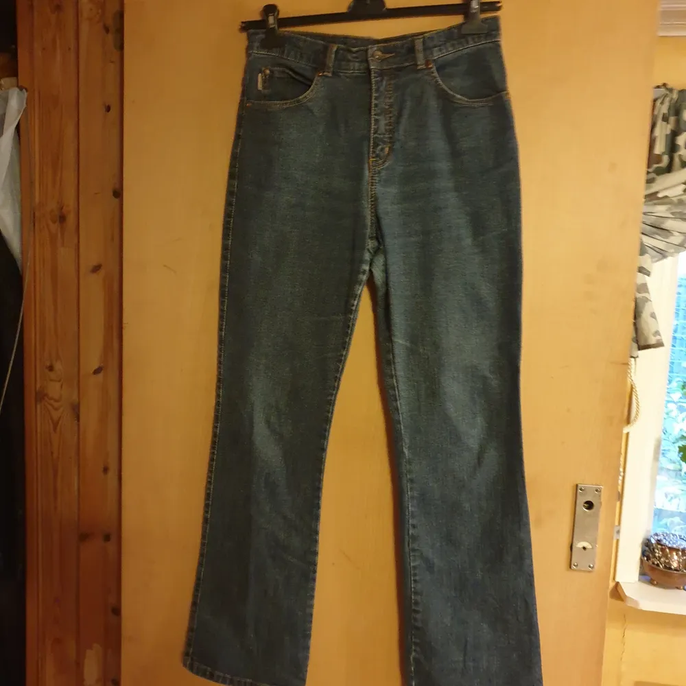 Snygga elastiska jeans stl 40 .. Jeans & Byxor.
