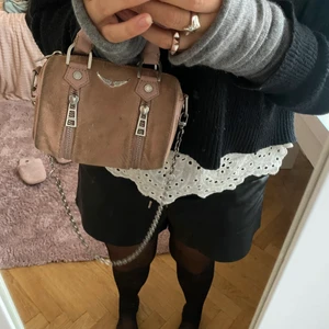 Zadig väska  - Väska från Zadig, i modellen sunny nano bag (tror jag, är lite osäker) men det är en liten väska iaf!! Den är mer rosa än vad bilderna visar och i använt skick som ni ser! Fråga om ni vill ha mer bilder! ⚡️💕
