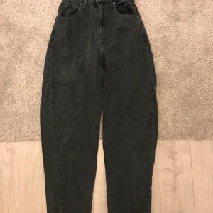 svarta mom jeans  - Från Pull and bear