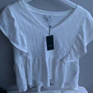 Vit blus - Jättefin blus köpt i Palma i år men aldrig använd, prislappen är kvar! Den är i st l men är ganska kort och liten i storleken så passar s och m också. 