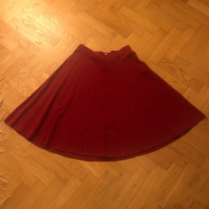 Röd ullkjol - ❤️Härligt julig kjol i ulltyg. Mammas gamla som inte används så mycket som den förtjänar:) Har ingen lapp, men uppskattar storleken till S-M. Blev lite sjaskiga bilder, så meddela för fler på t.ex passform❤️