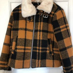 Snygg rutig varm jacka från HM devided - Snygg fodrad jacka från Devided . Snygg rutig med krage . Lite använd 