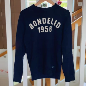 Bondelid  - Min pojkvän vill sälja sin gamle bondelid tröja. Fint skick men en liten skavank på vänster arm men som inte syns. Köptes för något år sedan för 499 kr men säljs nu för 199 kr. Frakt ingår ej! För mer info kontakta i DM.