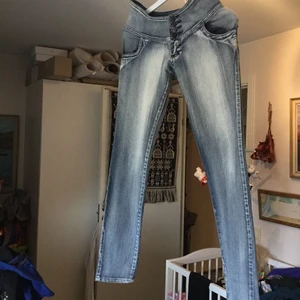Super unik byxa - Super fin lagmidja jean.midjätta 68cm runt innerbens80cm