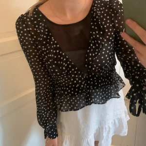 Prickig blus  - Prickig blus som tyvärr inte kommer till användning☹️lappen i nacken är bortklippt så vet tyvärr varken märke eller storlek men skulle säga att storleken är 36-38 eller S😊120kr+frakt🥳