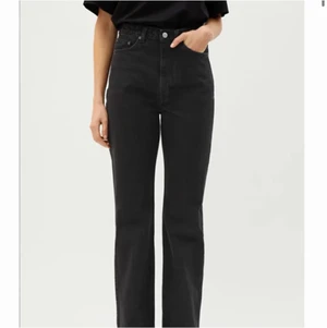Weekday rowe jeans  - Säljer dessa jeans från Weekday, jag har sprätt upp sömmen längst ner för att de skulle bli något längre. Jag är 165 och för mig går de ner till hälen. Köpta för 500kr 