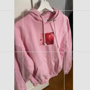 En rosa hoodie som är köpt på carlings, märket STAY. Hoodien är i storlek xs och är knappt använd💕100kr