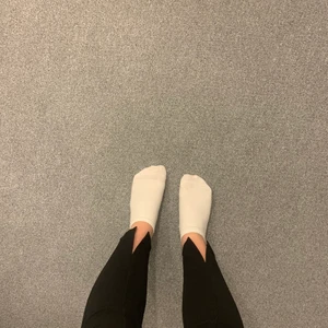 Byxor med slits storlek 34 - Jättefina och jättesköna byxor med slits som passar till allt. Jag säljer dessa då de inte kommer till användning❤️