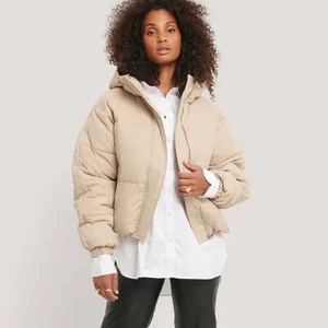 Dunjacka beige - Snygg dunjacka från Nakd! Köpt förra vintern men kommer inte till användning längre!⚡️⚡️🎸🎸