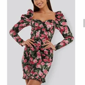 Blommig klänning mdd volangdetaljer - Jättefin blommig klänning från NA-KD med volangdetaljer, dragkedja i ryggen. Endast använd en gång.