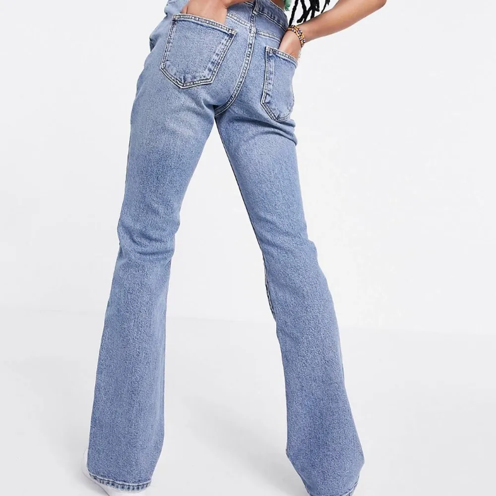 Lågmidjade och utvängda jeans. Skitsnygg och populär modell! Jeansen är helt oanvända och har lapparna kvar på. Säljer då det blev fel i beställningen och jag råkade beställa flera av samma storlekar. Hör av dig för fler bilder! 💚 lägg bud eller köp direkt för 400kr!. Jeans & Byxor.
