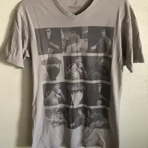 Bruce Lee Classic Photo Retro Licensed T-Shirt  Size small, regular small / medium men’s fit.  Excellent condition, no flaws or damage.  DM if you need exact size measurements.   Buyer pays for all shipping costs. All items sent with tracking number.   No swaps, no trades, no offers. 
