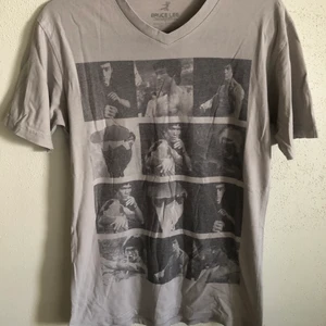 Bruce Lee Classic Photo Tee - Bruce Lee Classic Photo Retro Licensed T-Shirt  Size small, regular small / medium men’s fit.  Excellent condition, no flaws or damage.  DM if you need exact size measurements.   Buyer pays for all shipping costs. All items sent with tracking number.   No swaps, no trades, no offers. 