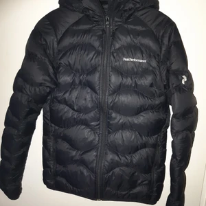 Peak performance Helium jacka S  - Jag säljer nu min fina Peak performance Helium jacka i st S . Djur & rökfritt hem. inga hål, fint begangnat skick. frakt ingår 