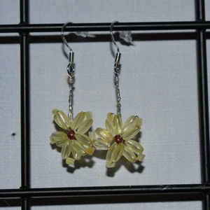 Solros Örhängen  - Hemmagjorda örhängen i stil av en solros. (delvis inspirerat av Harry Styles låt Sunflower vol. 6) Örhängena tillverkas på beställning så ifall ni har önskemål om andra färger eller något annat så skriv gärna till mig så kan vi fixa det. Krokarna är gjord av äkta silver :) 