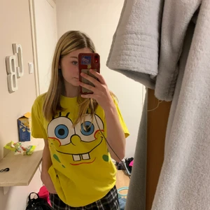 Svampbob T-Shirt - Skön t-shirt, använder den inte längre! Har du frågor är det bara att skriva! 120kr+50kr frakt! (kan skicka postbevis)