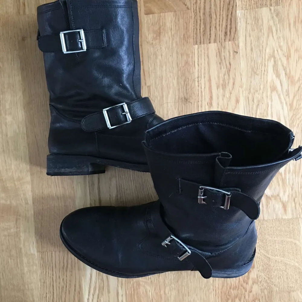 Svarta stövletter från Zalando märket DKNY. Använda ett par gånger. Läder skor i bra skick!. Skor.