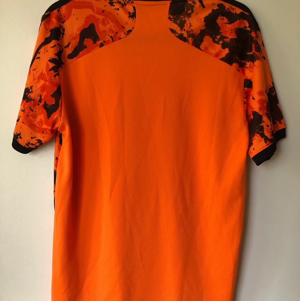 Adidas Juventus Orange 20/21 3rd Jersey Size medium, fits like a regular men’s size medium.  Excellent condition, no flaws or damage.  DM if you need exact size measurements.   Buyer pays for all shipping costs. All items sent with tracking number.   No swaps, no trades, no offers. . Toppar.