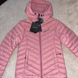 Sprillans ny peak performance jacka! - Helt ny peak performance frost down jacket dam,storlek xs. Lappar och allt kvar! Den är i originalskick som från butik! ALDRIG använd någon gång!!!!!! Kostar 2799kr Färg: Frosty Rose   Inte använd alls pga köpte fel storlek och har inte kvar kvittot!                                                                                 Skriv privat ett bud vad du är villig att betala en helt ny o aldrig använd peak performance jacka:)