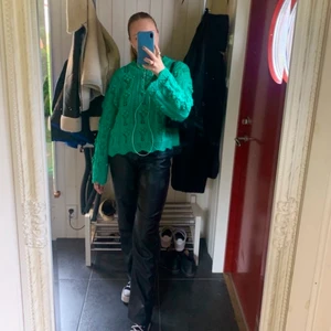 Grön zara tröja  - Superfin stickad tröja från Zara, använd tre gånger så den är så gott som ny! Säljer för att jag inte får användning för den, helt slutsåld på hemsidan. Nypris är 399kr
