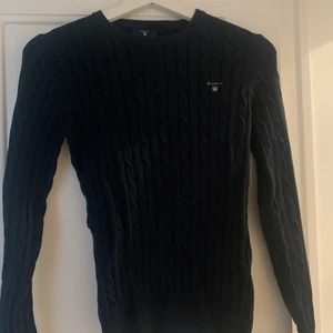 Gant tröja - Marinblå ganttröja. Sparsamt använd