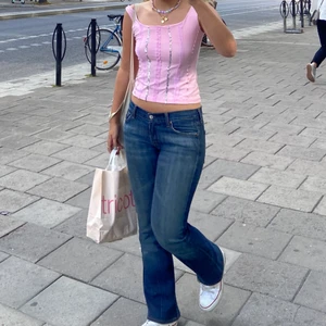 Lågmidjade jeans  - Snygga lågmidjade bootcut jeans 🌷 De kommer tyvärr aldrig till användning :( Jag är 167/168 cm 🌸 Många interesserade! Högsta budet ligger just på på 220kr exkl frakt 🥰