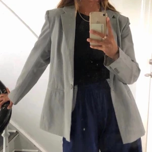 Oversized Blazer - Lidt oversized grå blazer, næsten som ny!💥💎