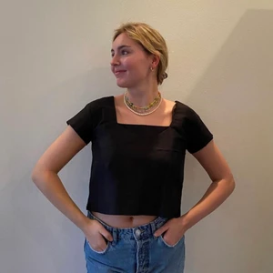 Svart blus - Hör av dig för frågor!