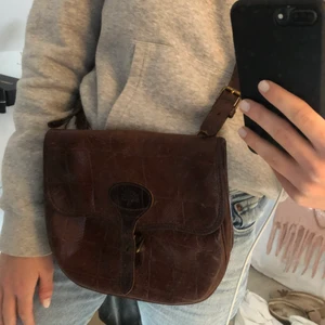 Mulberry väska vintage - Vintage Mulberry väska i mörkbrunt läder, väskan har inga deffekter på utsidan, endast lite nopprig på insidan men inget som syns och inga hål eller liknande. Har en sifferkod som visar att den är äkta, fråga om du vill ha den.