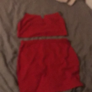 En röd kjol och topp - Den har svarta band och är rld