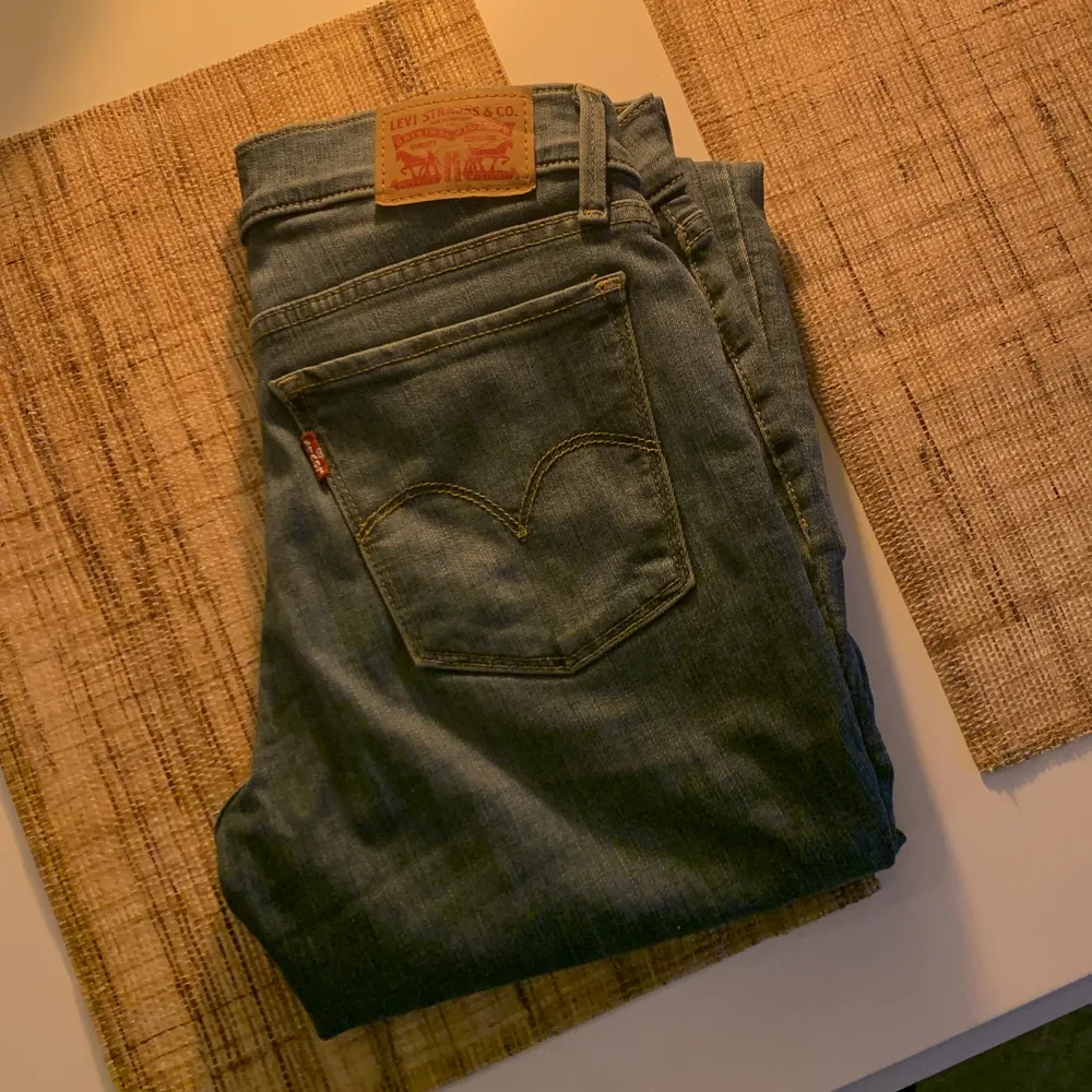 Ljusblå jeans i bra skick. Säljer då dem tyvärr blivit för små. Passar strl xs/s ungefär. Midjan är low rise.. Jeans & Byxor.