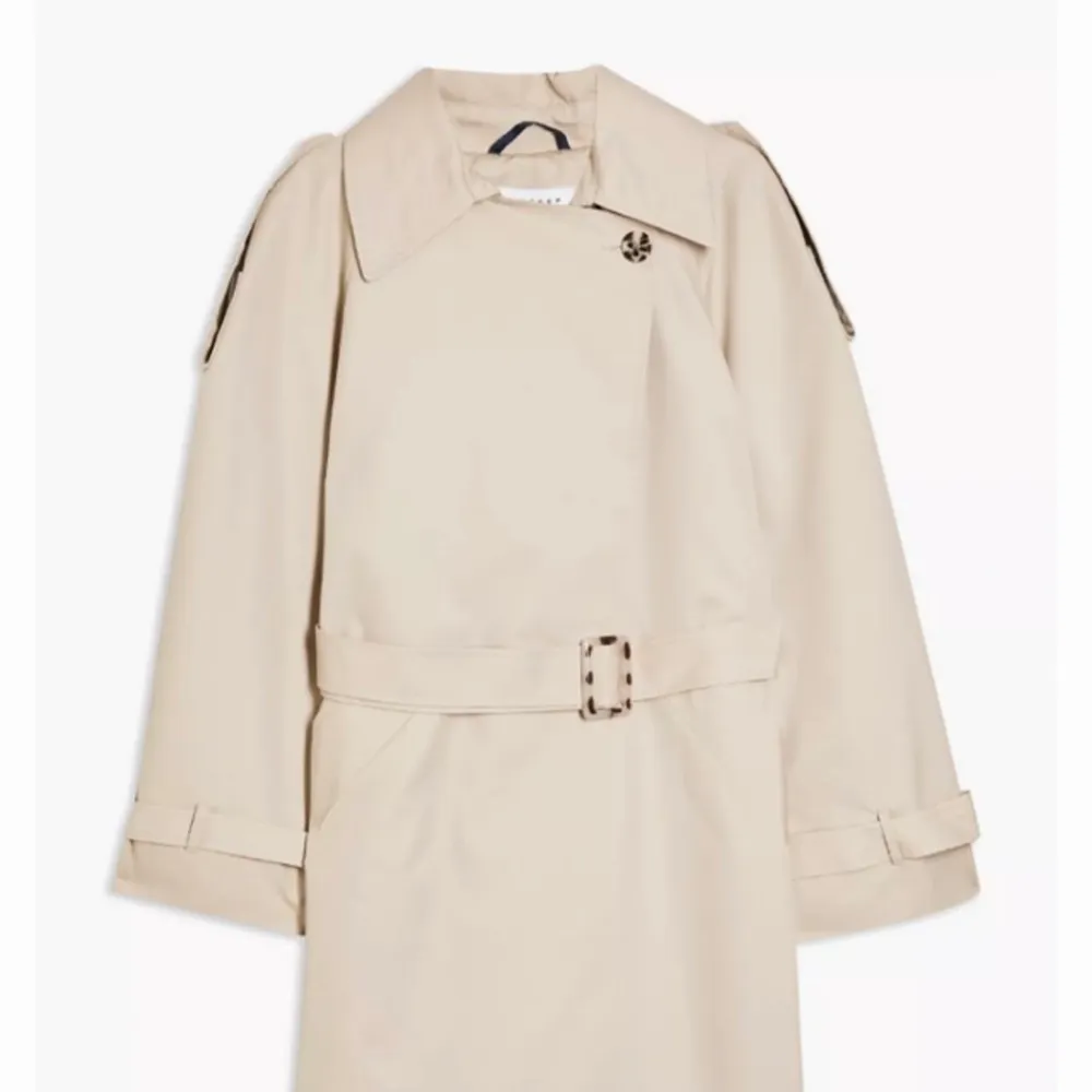 Trenchcoat från topshop, inköp hösten 2020. Oversize modell i storlek 36 (passar mig som är storlek 40 och då är den fortfarande oversize). En sån fin kappa!. Jackor.