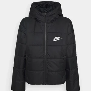 Nike pufferjacket storlek S - Säljer min Nike jacka som jag köpte förra året, den är i fint skick och använd ett fåtal gånger. Köpte den för 1099kr.