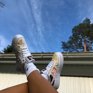 Nike air force reveal - Hej! Intressekoll på mina Nike air force reveal från SNKRS dragning. Aldrig använda mer än att jag tagit dessa bilder i dem.  Ligger kvar i kartong. Ena skon är endast halvt ”uppriven” , men den går såklart  att riva upp helt om man vill det. Strl 36