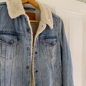 Levi’s jeansjacka fodrad - Jeansjacka från Levi’s med varmt och mysigt  teddyfoder🧸 Är i storlek M men väldigt liten, skulle säga att den passar en S. Sälj pga för liten, använd ett fåtal gånger så i toppenskick!💙