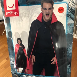 Vampyrcape - Cape/mantel för vampyrutklädnad, använd en kväll. Går ner till anklarna på mig som är 167 cm lång. Går att vända ut och in för att få annan färg. 