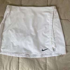 Nike tenniskjol med slits och innershorts strl S, använd men väldigt fin🎾