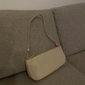 Väska  - Fin oanvänd väska från NA-KD. I nyskick. Priset är inklusive frakt. 