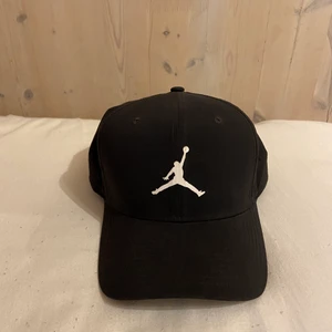 Jordan keps - En svart Jordan keps som är bekväm och snygg. Den är knappt använd och därför i bra skick. Hör av er vid frågor och kom gärna med bud. Mvh Olle.