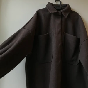 Brown overshirt trend - Hm trend. Overshirt, storlek L. Slutsåld! Använd så ytludd finns. Men fint skick i övrigt 