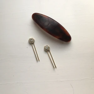 Smycken - Superfin brun hårklämma och två hårnålar som är perfekta för en fin håruppsättning ✨