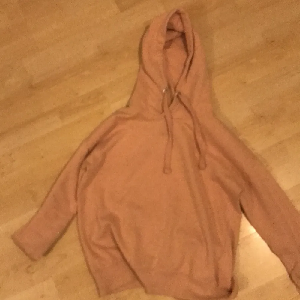 Rosa hoodie storlek S. Använd fåtal gånger pga den ej används. Pris 100kr frakt tillkommer. Tröjor & Koftor.
