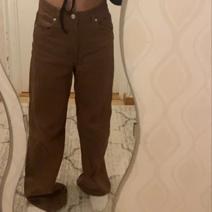 Jeans - Säljer mina jätte fina bruna jeans pågrund av att de lite långa för mig som är 157-8 (inte använts) köparen står för frakt ❤️ storlek 34 men de är stora i storleken så passar 36