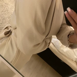 Beige Kappa/jacka - Säljer nu min fina beige kappa, den har ett snöre som man kan välja att knyta runt midjan eller knyta där bak som jag valde att göra. Storlek S men skulle även passa en M 💕 Pris kan diskuteras 